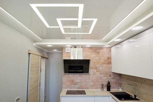 Какой натяжной потолок лучше выбрать для кухни. Натяжной потолок на кухне: 105 вариантов дизайна в реальных фото