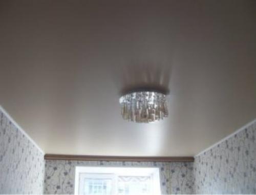 Какие натяжные потолки лучше глянцевые или матовые. Выбираем, какой натяжной потолок лучше глянцевый или матовый: виды, особенности, цены