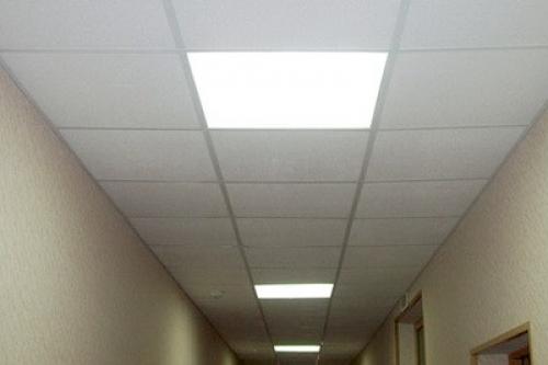 Лампа для армстронга. Данные потолки представляют собой обрешетку, изготовленную из Т-образного профиля, с ячейкой 60х60 см. Каждая из них закрывается легкой панелью, которая просто лежит, удерживаясь своим весом. Это позволяет в любой момент провести демонтаж, к примеру, при необходимости доступа к коммуникациям, идущим под потолком за декоративной частью.