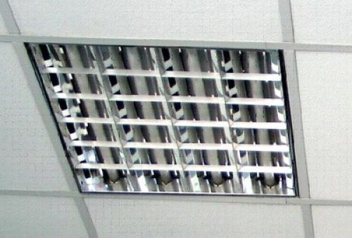 Лампа для армстронга. Данные потолки представляют собой обрешетку, изготовленную из Т-образного профиля, с ячейкой 60х60 см. Каждая из них закрывается легкой панелью, которая просто лежит, удерживаясь своим весом. Это позволяет в любой момент провести демонтаж, к примеру, при необходимости доступа к коммуникациям, идущим под потолком за декоративной частью.