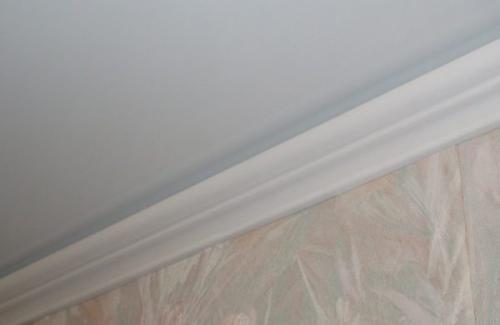 Как крепить багет на натяжной потолок. Легкие пенопластовые модели