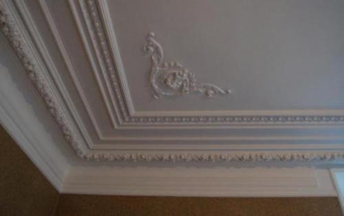 Как крепить багет к потолку. Чем приклеить багет для потолка, чтобы не отвалился