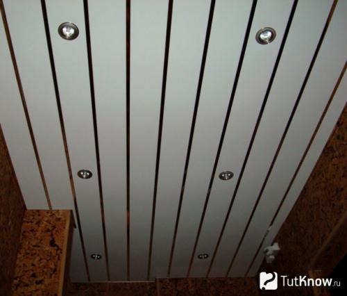 Как сделать реечный подвесной потолок своими руками. Основные правила выбора и монтажа 07 Как сделать реечный подвесной потолок своими руками. Основные правила выбора и монтажа 07