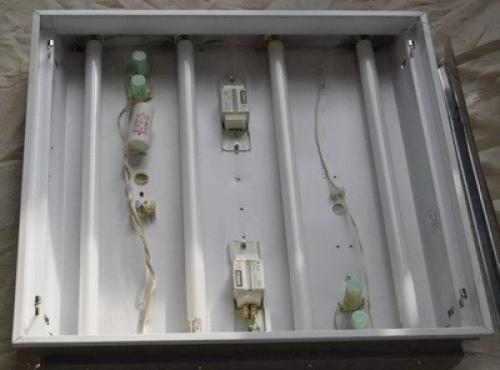 Как выбрать светодиодный светильник армстронг. Данные потолки представляют собой обрешетку, изготовленную из Т-образного профиля, с ячейкой 60х60 см. Каждая из них закрывается легкой панелью, которая просто лежит, удерживаясь своим весом. Это позволяет в любой момент провести демонтаж, к примеру, при необходимости доступа к коммуникациям, идущим под потолком за декоративной частью.