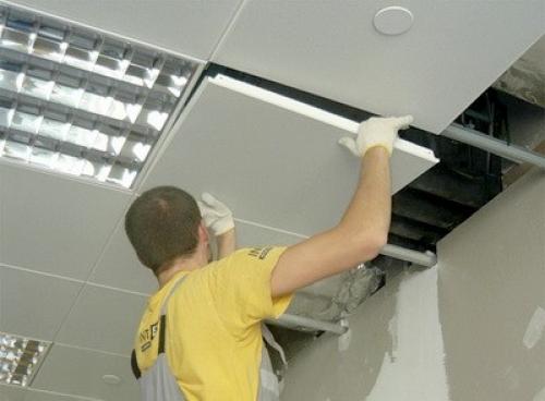 Светильник армстронг размеры. Данные потолки представляют собой обрешетку, изготовленную из Т-образного профиля, с ячейкой 60х60 см. Каждая из них закрывается легкой панелью, которая просто лежит, удерживаясь своим весом. Это позволяет в любой момент провести демонтаж, к примеру, при необходимости доступа к коммуникациям, идущим под потолком за декоративной частью.