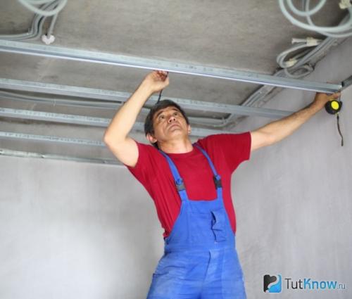 Как крепить профиль для натяжного потолка. Фиксация профиля 05 Как крепить профиль для натяжного потолка. Фиксация профиля 05