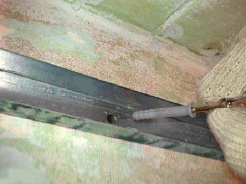 Шаг крепления направляющего профиля. Этап №1 – крепление направляющих элементов к поверхности