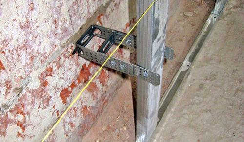 Крепим потолочные направляющие профиля к стене. Технология крепления потолочных профилей 12 Крепим потолочные направляющие профиля к стене. Технология крепления потолочных профилей 12