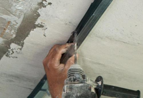 Крепим потолочные направляющие профиля к стене. Технология крепления потолочных профилей 14 Крепим потолочные направляющие профиля к стене. Технология крепления потолочных профилей 14