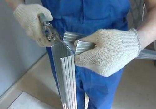 Крепим потолочные направляющие профиля к стене. Технология крепления потолочных профилей 13 Крепим потолочные направляющие профиля к стене. Технология крепления потолочных профилей 13