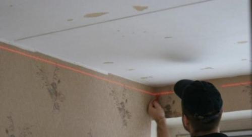 Шаг крепления направляющего профиля. Этап №1 – крепление направляющих элементов к поверхности