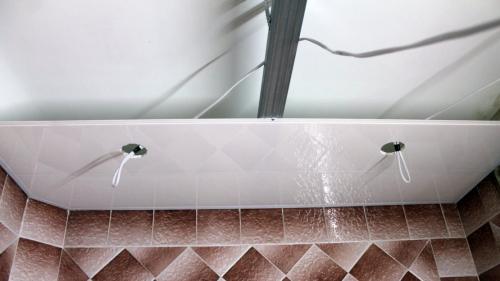 Потолок из панелей пвх в ванной. Разметка и расчет материалов