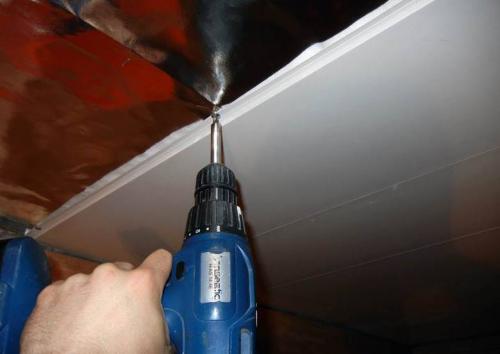 Монтаж пластиковых панелей пвх на потолок своими руками. Как монтируют подвесной потолок из пластика