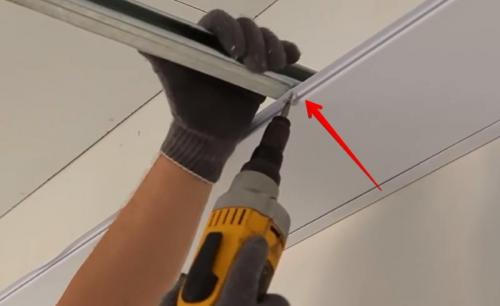 Потолок из ПВХ панелей в ванной. Виды пластиковых потолочных панелей