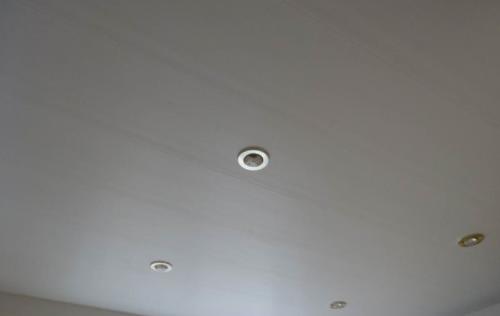 Потолок из ПВХ панелей в ванной. Виды пластиковых потолочных панелей