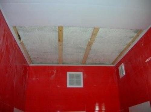 Монтаж панелей ПВХ на потолок на деревянных рейках. Обрешетка на потолок под ПВХ деревянными рейками