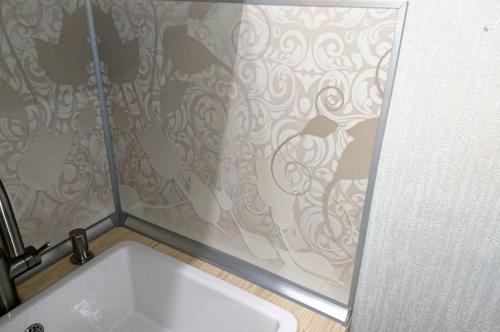 Как крепить стеновые панели МДФ для кухни. Как прикрепить кухонный фартук из МДФ: обзор методов