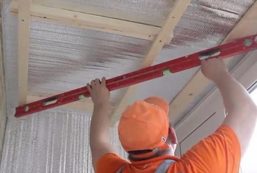 Монтаж панелей ПВХ на обрешетку. Сооружение обрешетки из бруса включает в себя следующие этапы: