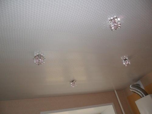 Потолок из панелей пвх на кухне. Виды панелей