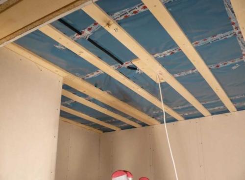 Как сделать потолок из панелей ПВХ в картинках. Потолок из панелей ПВХ своими руками: обзор конструкции, советы, как крепить и порядок действий при монтаже (125 фото + видео)