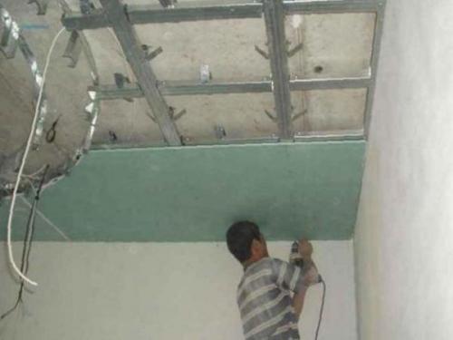 Как одному прикрутить листы гипсокартона на потолок. Технология установки ГКЛ 07