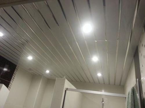 Пластиковый потолок в ванной плюсы и минусы. Пластиковый потолок в ванной: плюсы и минусы. Поэтапное руководство, как сделать потолок из вагонки, реек, ПВХ-панелей. Особенности монтажа и дизайн