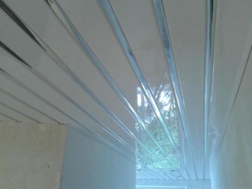 Пластиковый потолок в ванной плюсы и минусы. Пластиковый потолок в ванной: плюсы и минусы. Поэтапное руководство, как сделать потолок из вагонки, реек, ПВХ-панелей. Особенности монтажа и дизайн