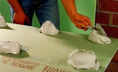 Как крепить гипсокартон к потолку без профиля. Использование клеящих составов