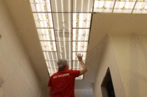 Акриловый потолок из оргстекла с подсветкой. Особенности плексигласа 08