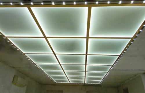 Подвесной потолок из стекла с подсветкой. Виды стеклянных потолков