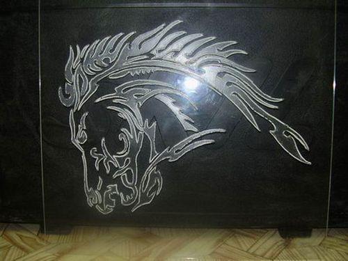 Как сделать светящуюся надпись на оргстекле. Гравировка на оргстекле: описание процесса