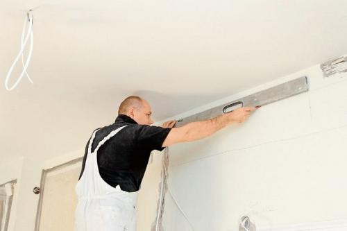 Монтаж подвесного потолка из пластиковых панелей. Сооружение обрешетки из бруса включает в себя следующие этапы: