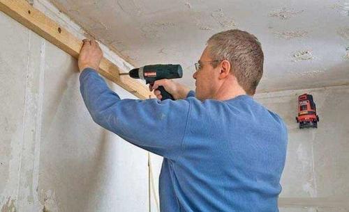 Монтаж подвесного потолка из пластиковых панелей. Сооружение обрешетки из бруса включает в себя следующие этапы: