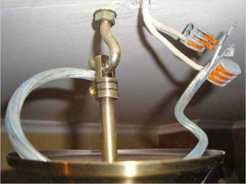 Как крепить люстру к потолку. Как повесить люстру на крюк?