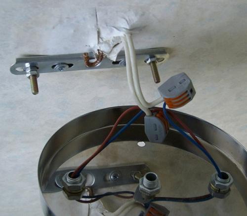 Как крепить люстру к потолку. Как повесить люстру на крюк? 12