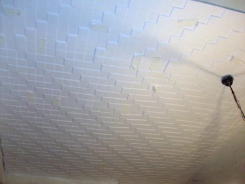 Как клеить потолочную плитку на деревянный потолок. Особенности и порядок создания на даче потолка из плитки