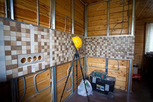 Плавающий каркас для гипсокартона в деревянном доме. Как установить каркас