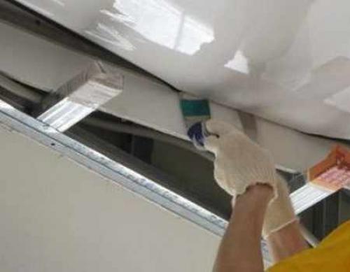 Как заправить угол натяжного потолка. Монтаж натяжного потолка