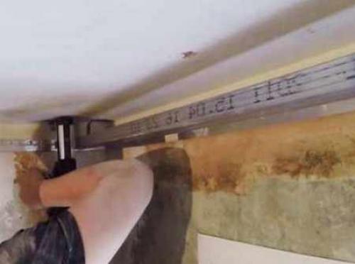 Как заправить угол натяжного потолка. Монтаж натяжного потолка