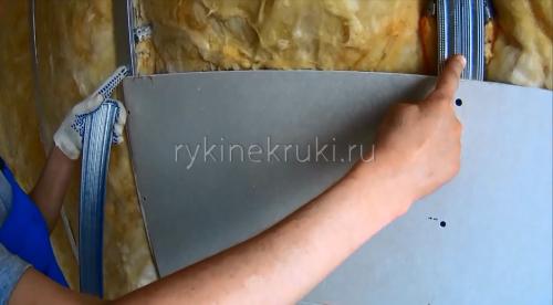 Как крепить гипсокартон к стене с профилем. Уро.  Как крепить гипсокартон к стене (металлическому каркасу)