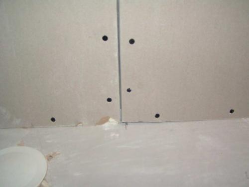 Как крепить гипсокартон к неровной стене. На саморезы