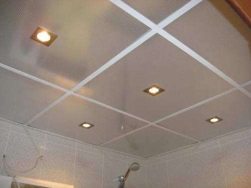 Чем отделать потолок в ванной. Виды потолков для ванной комнаты