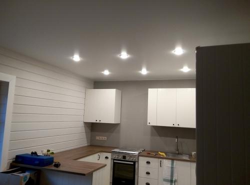 Какой натяжной потолок лучше для кухни. Натяжной потолок на кухне: 105 вариантов дизайна в реальных фото