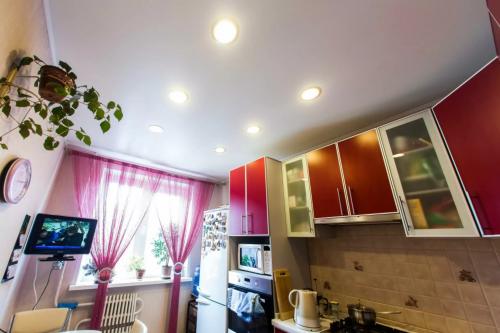 Какой натяжной потолок лучше для кухни. Натяжной потолок на кухне: 105 вариантов дизайна в реальных фото