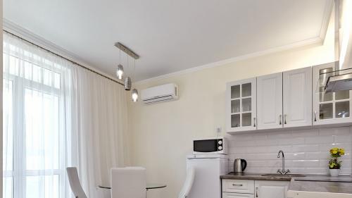 Какой натяжной потолок лучше для кухни. Натяжной потолок на кухне: 105 вариантов дизайна в реальных фото