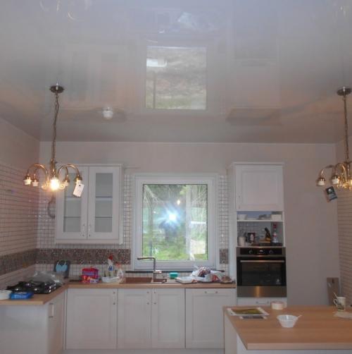 Какой натяжной потолок лучше для кухни. Натяжной потолок на кухне: 105 вариантов дизайна в реальных фото