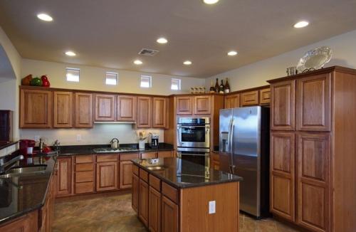 Какой натяжной потолок лучше для кухни. Натяжной потолок на кухне: 105 вариантов дизайна в реальных фото