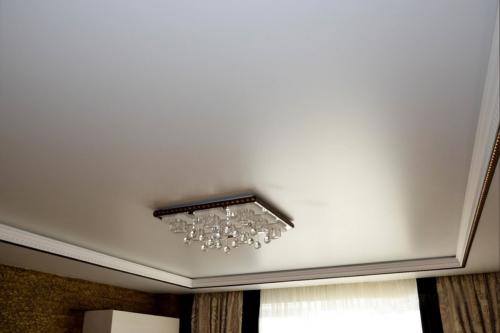 Сатиновые натяжные потолки: плюсы и минусы