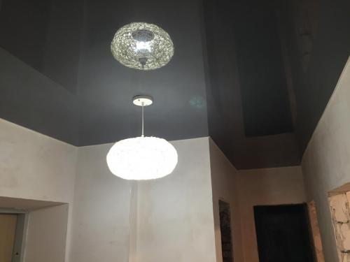 Виды глянцевых натяжных потолков. Преимущества