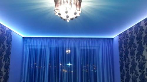 Виды натяжных потолков для зала. Дизайн натяжных потолков: 10 реальных примеров в дизайне гостиной